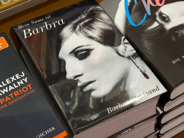 Benim adım ist barbra kitap sergisi monokrom kapaklı.