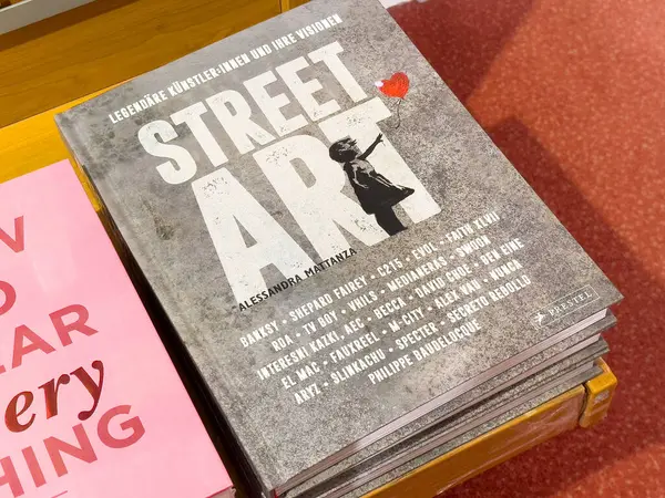 İkonik sanatçılar ve graffiti stillerinin yer aldığı sokak sanatı kitabı.