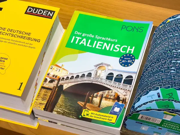 Depoda sergilenen dil öğrenme kitaplarının koleksiyonu.