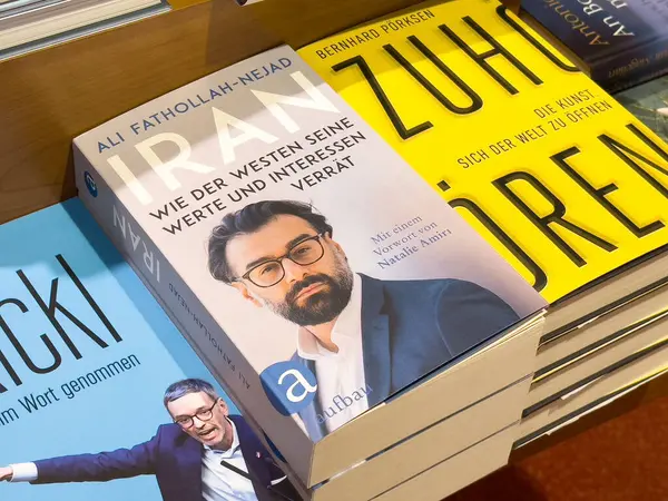 İranlı yazar Ali Fathollah-Nejad 'ın batı değerleri ve kitapçıdaki ihanetler üzerine kitabı.