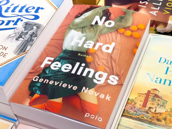 Kitap rafında eğlenceli portakal süslemeleri olan kötü duygular kitabı kapağı yok..