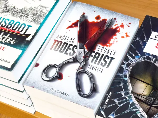 Kitap rafında kanlı makas kapağı olan heyecan verici bir suç romanı..