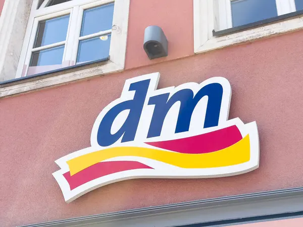 Pencereli dış bina için Dm depolama logosu.