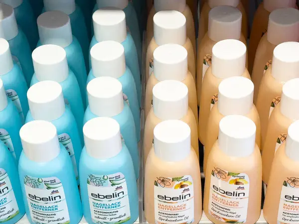 Mavi ve bej renkte oje çıkarıcı şişeler..