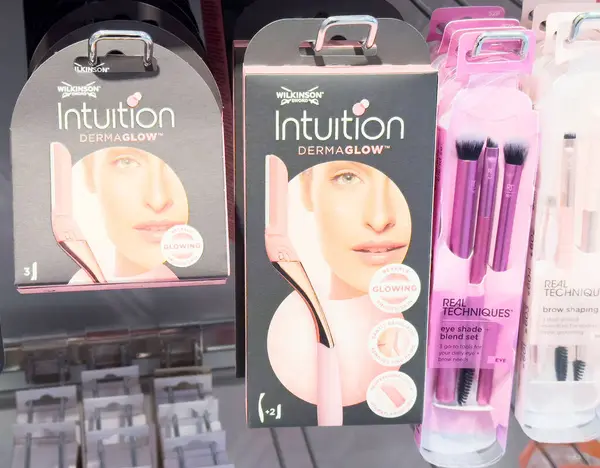 Güzellik ürünleri mağazada jilet ve makyaj fırçası ile sergilenir.