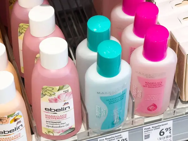 Mağazadaki çeşitli oje çıkarıcılar: ebelin ve maybelline şişeleri.