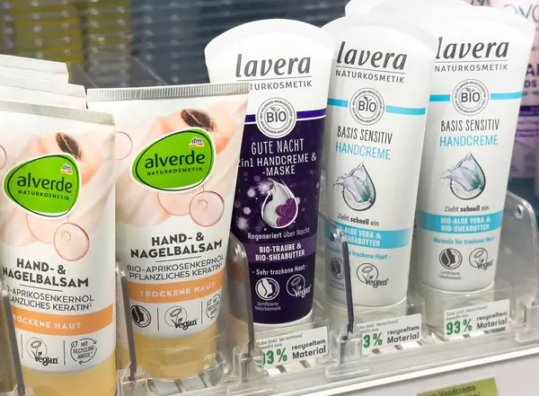 Mağazada çeşitli organik el kremleri ve maskeler var..