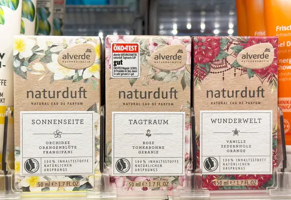 Alverde naturduft eau de parfum çeşitleri mağazada sergilenmektedir.