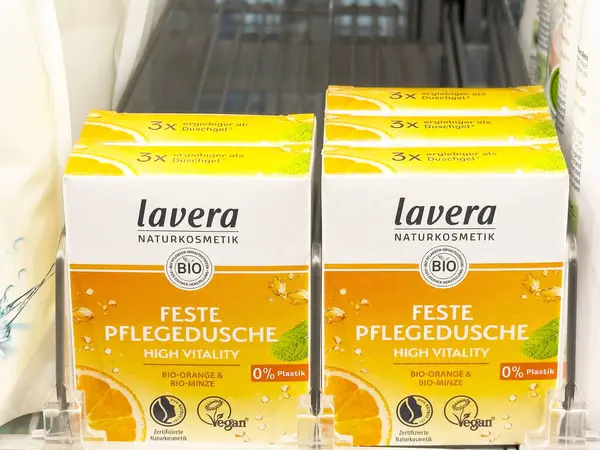 Lavera 'nın yaşam gücü yüksek. Rafta katı duş ürünleri var..