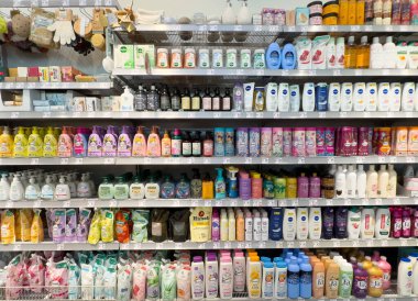 Mağaza raflarında çeşitli cilt bakım ürünleri ve kişisel bakım ürünleri sergilenmektedir.