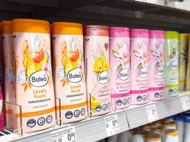 Canlı ambalajlarla dolu raflarda çeşitli balya duş jelleri var..