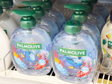 Palmolive akvaryumu vejetaryen el yıkama şişeleri rafta..