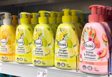 Rafta çeşitli kokular olan balya sıvısı el sabunu görüntüsü.