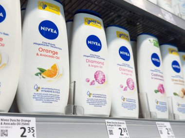 Çeşitli koku ve malzemelerle Nivea duş jeli sergisi.
