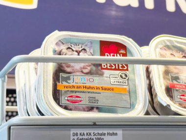 Rafla ve markalaşma detaylarıyla kedi maması ambalajı sergileniyor.