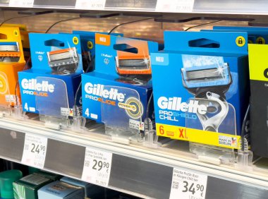 Mağaza koridorunda sergilenen Gillette Proglide tıraş bıçaklarının çeşitliliği.