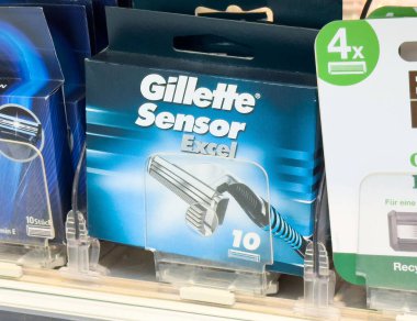 Gillette sensörü ustalıkla jiletleri göster.