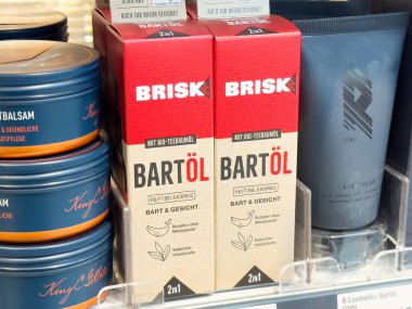 Sakal yağı ürünleri cilt bakımı ve bakım ürünleriyle sergileniyor.