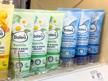 Balya cilt bakımı ürünleri gösterimi: el ve tırnak kremleri, hızlı emici el kremleri.