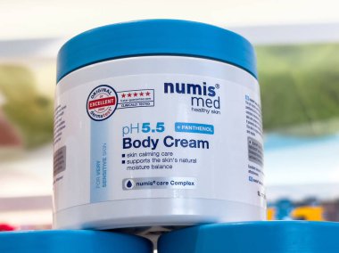 Hassas cilt nem dengesi için pantenollü Ph 5.5 vücut kremi..