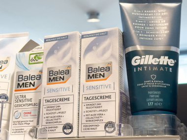 Erkek cilt ürünleri gösterimi: hassas kremler ve özel jel.