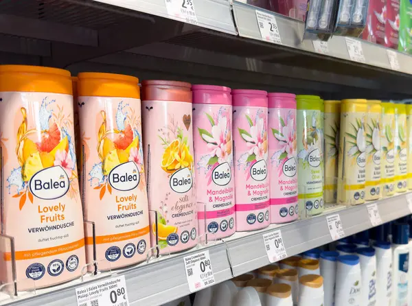 Çeşitli balya duş jelleri depolama rafında canlı ambalaj sergiliyor.