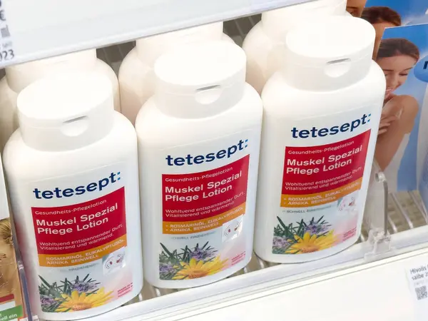 Perakende mağazasında Tetesept kas losyonu şişeleri sergileniyor.