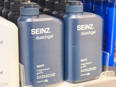 Seinz Duschgel şişeleri vitrinde.