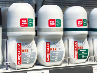 Borotalco erkeklerinin görünmez misk kokusu deodorant çeşitliliği mağaza rafında.