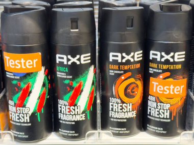 Çeşitli koku ve test etiketleri içeren Axe vücut spreyi koleksiyonu görüntüsü.