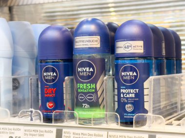 Nivea erkek deodorant vitrininde çeşitli koku ve formüllerle.
