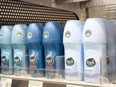 Raflarda çeşitli erkek deodorantları sergileniyor.