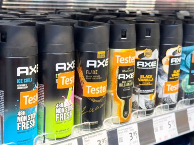 Depoda testçi etiketli balta erkek deodorantı çeşitleri.