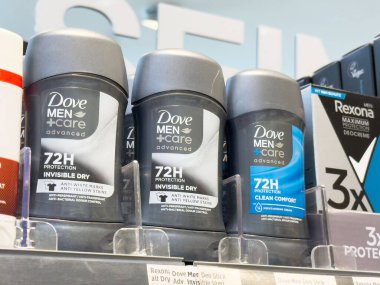 Perakende mağazasında güvercin ve rexona markalarıyla erkekler terleme önleyici deodorant görüntüsü.