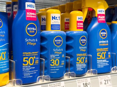 Nivea güneş losyonu korunma ve bakım için spf 50 aralığında sergileniyor.