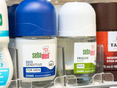 Erkekler ve unisex alüminyumsuz deodorantlar rafta.