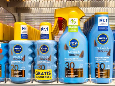 Nivea güneş kremi şişeleri rafta yüksek korumalı spf 30 ekran.
