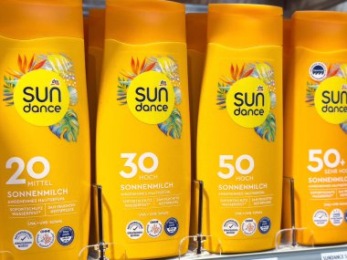 Rafta spf seviyeleri olan güneş kremi şişeleri dizisi.