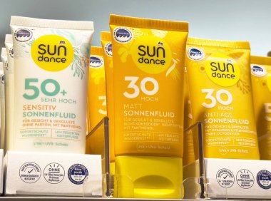 Güneş kremi çeşitliliği: 50 + hassas, 30 mat, 30 anti-yaş güneş koruması.