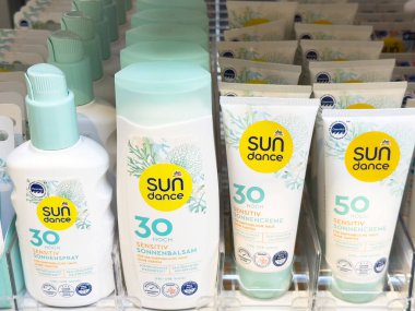 Rafta çeşitli güneş kremi ve krem ürünleri sergileniyor..