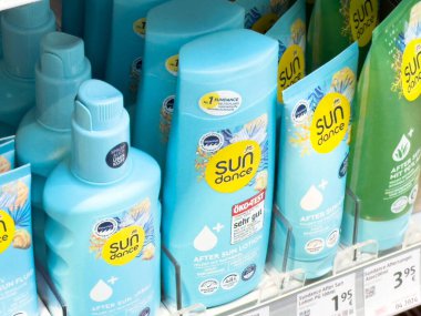 Mağazadaki güneş losyonu şişelerinden sonra mavi ve yeşil çeşitlilik.