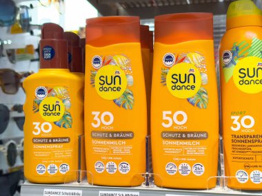 Mağazada 30 ve 50 numaralı güneş kremi şişeleri sergileniyor..