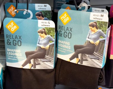 Paketleme ekranında gevşetici şekillendirici tayt giyen kadın model.