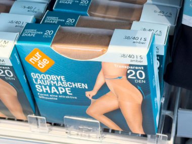 Kadınların kehribar külotlu çorap ambalajı mağazada sergileniyor. Hoşça kal laufmaschen şekli..