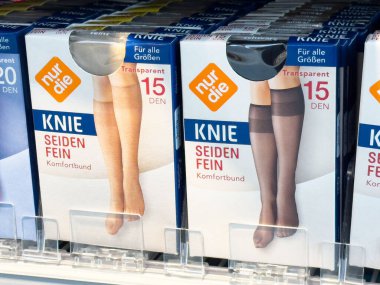 Diz boyu çoraplar Alman mağazasında sergilenir şeffaf yumuşak kumaşla çeşitli gölgelerde.