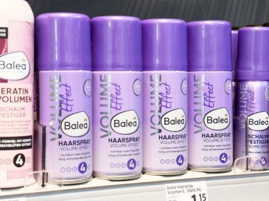 Balya hacim etkisi saç spreyi şişeleri mağaza rafında.