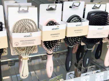 Mağaza rafında çeşitli ebelin saç fırçaları sergileniyor.