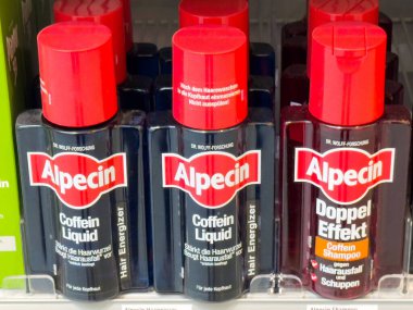 Alpecin Kafein Saç Enerjisi ve mağaza rafında çift efektli şampuan.