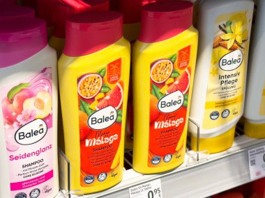 Markette meyveli etiketli şampuan şişeleri..