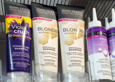 John Frieda saç bakım ürünleri sergileniyor: menekşe aşığı ve sarışın şampuan onarımı.